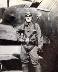 １９４５年２月、中国の飛行場で三式戦闘機「飛燕」の前に立つ東郷勝次さん