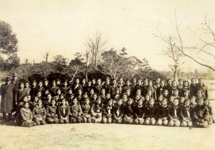 勤労学徒として福岡に動員された末吉高等女学校４年生＝１９４５（昭和２０）年１月ごろ、福岡市の大濠公園（樋渡カズエさん提供）