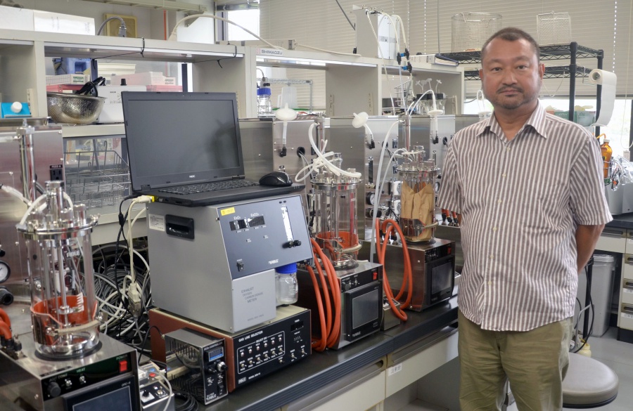ミドリムシの繊維素材化技術を確立した宮崎大学の林雅弘教授＝宮崎市の宮崎大学