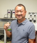 ミドリムシの入ったビーカーを持つ林雅弘教授＝宮崎市の宮崎大学