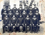 １９４０年、横須賀海軍航空隊で飛行機整備術練習生になった木之下茂道さん（２列目左から３人目）＝木之下さん提供