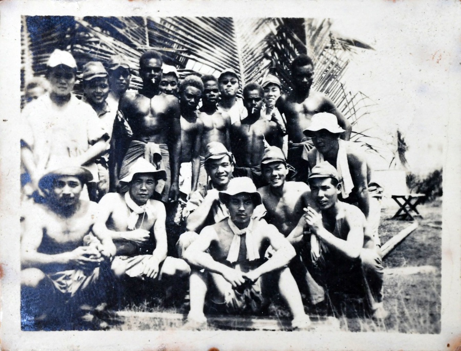 １９４２年、ラバウルの海軍飛行場に進出した航空母艦「瑞鶴」の整備科員（木之下茂道さん提供）