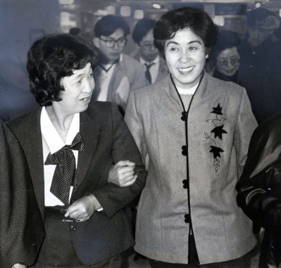 姉花田美智子さん（左）に伴われ、西鹿児島駅に降り立った原口武子さん＝１９８９年１月１４日