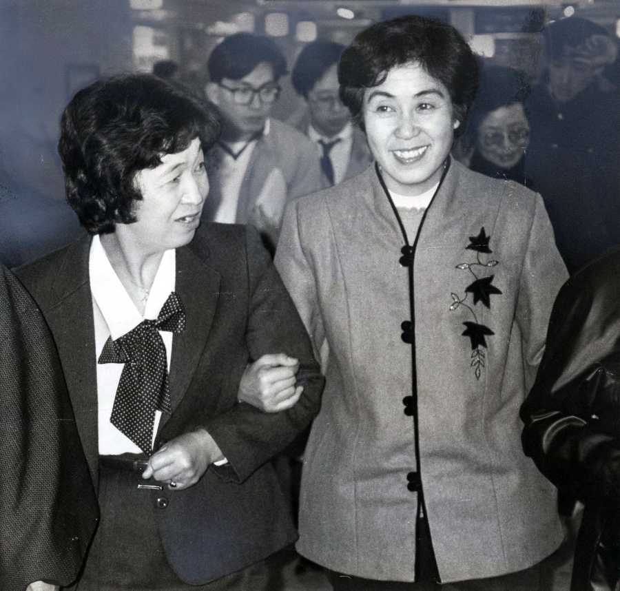 姉花田美智子さん（左）に伴われ、西鹿児島駅に降り立った原口武子さん＝１９８９年１月１４日