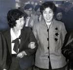 姉花田美智子さん（左）に伴われ、西鹿児島駅に降り立った原口武子さん＝１９８９年１月１４日
