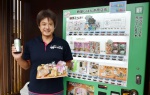 植山吉将さんが設置した自動販売機。かまぼこや菓子、ラーメンが並ぶ＝霧島市隼人町真孝