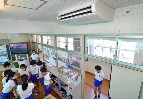 計画最終年にエアコンが設置された平川小学校の教室＝鹿児島市平川町