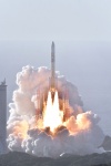 ＵＡＥの火星探査機「ホープ」を搭載し、上昇するＨ２Ａロケット４２号機＝２０日午前６時５８分、南種子町中之上