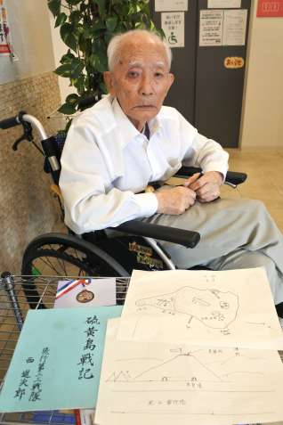 太平洋戦争末期の硫黄島について証言する西進次郎さん＝１０月、鹿児島市宇宿３丁目
