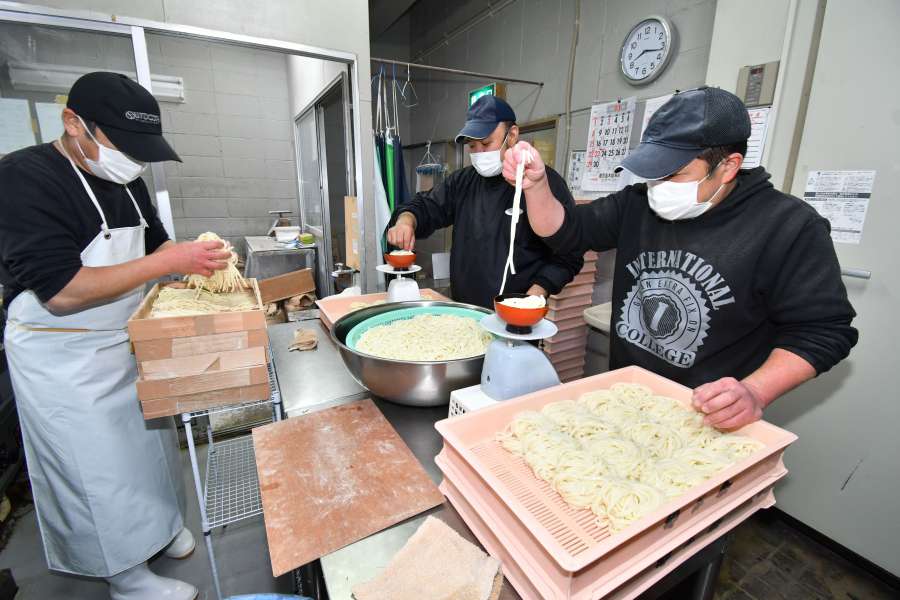 冷凍物は使わず、作り置きはなし。毎日早朝からうどんを仕込むスタッフ＝鹿児島市住吉町