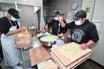 冷凍物は使わず、作り置きはなし。毎日早朝からうどんを仕込むスタッフ＝鹿児島市住吉町
