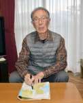 地図を見ながら北朝鮮からの引き揚げを振り返る関公寛さん＝阿久根市赤瀬川