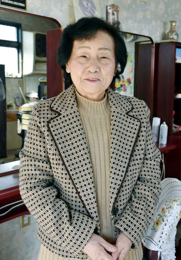 経営する美容室で戦時中の思い出を話す山内トヨ子さん＝霧島市隼人