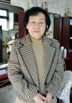 経営する美容室で戦時中の思い出を話す山内トヨ子さん＝霧島市隼人