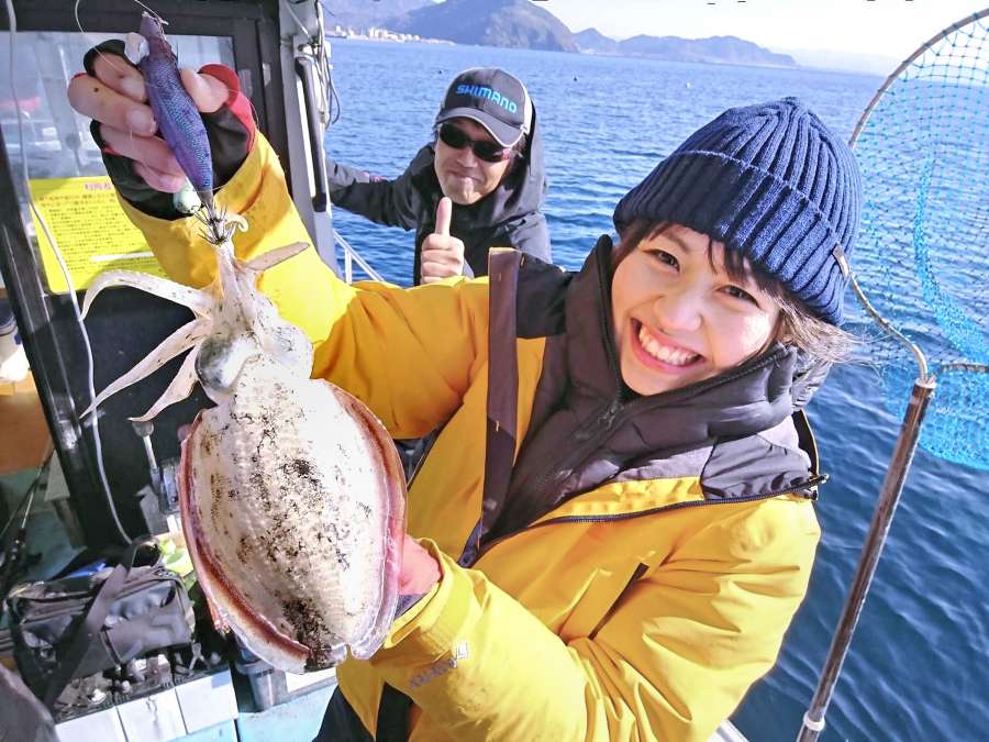 ３００～９００グラムのコウイカが２～５匹釣れた＝１月３日、鹿児島湾