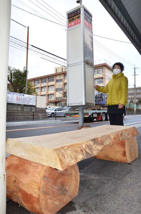 伐採した街路樹を再利用している武岡小学校前バス停のベンチ＝鹿児島市武岡２丁目