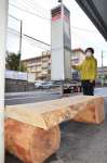 伐採した街路樹を再利用している武岡小学校前バス停のベンチ＝鹿児島市武岡２丁目