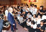 鹿児島市民栄誉賞の授賞式を終え、大龍小児童らに見送られる赤﨑勇さん＝２０１５年６月２５日、鹿児島市の城山観光ホテル