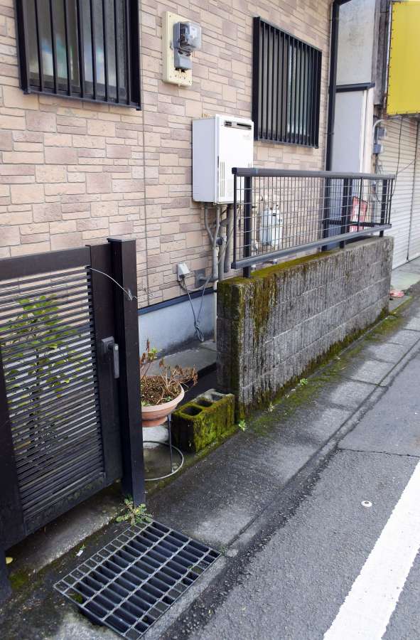 外壁が途切れた民家の一角に、最近まで小さな郵便ポストがあった＝鹿児島市田上１丁目