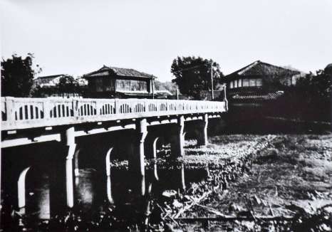 １９４０年頃の山田橋と旅館（右）＝姶良市歴史民俗資料館提供