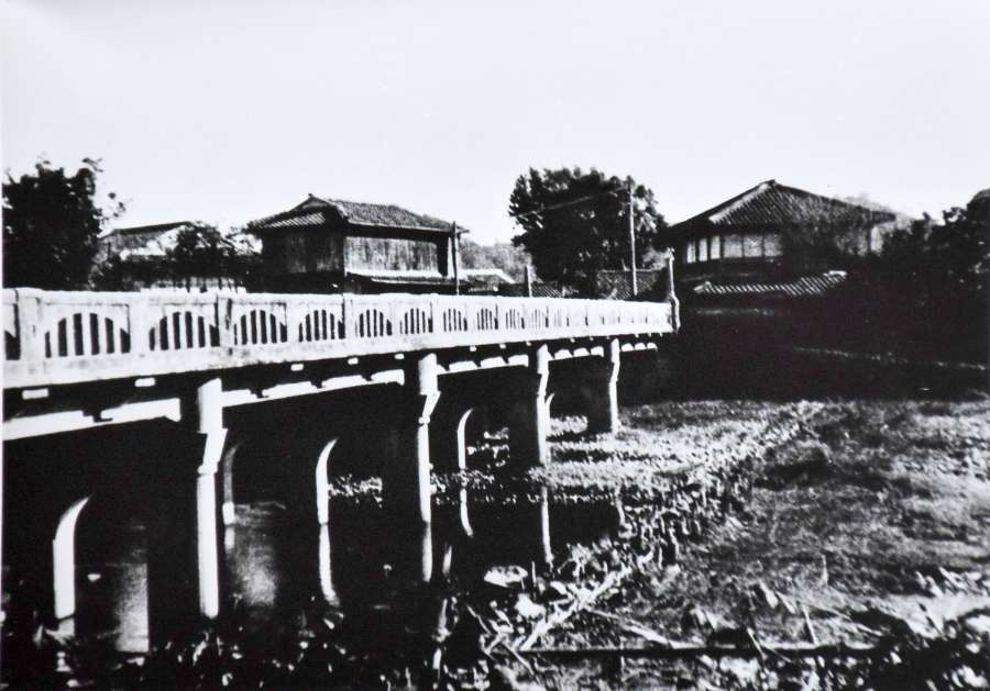 １９４０年頃の山田橋と旅館（右）＝姶良市歴史民俗資料館提供
