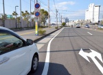 車道H左側に外側線が引かれている市道。標識手前で幅が狭くなる＝鹿児島市与次郎２丁目