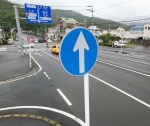 現場に設置されている「右左折禁止」の標識＝１３日、奄美市名瀬伊津部町