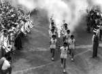 東京へ第一歩を踏み出した聖火。国内第１走者の高橋律子さんら＝1964年9月9日
