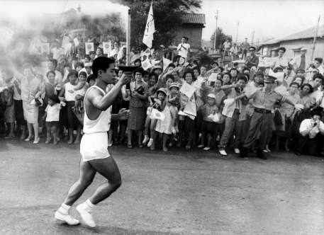 ナポリ通りを走る走者を応援する市民ら＝1964年9月9日