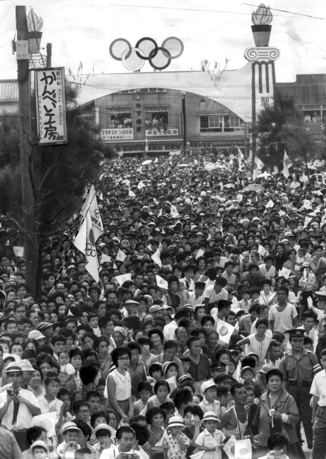 知事室に入る聖火を一目見ようと集まった市民で埋め尽くされた県庁前広場＝1964年9月9日、鹿児島市山下町