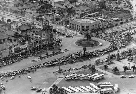 西鹿児島駅前（現鹿児島中央駅前）で聖火を出迎える人々＝1964年９月９日、鹿児島市中央町