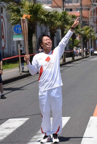 ゴール後にポーズを決める深美陽市さん