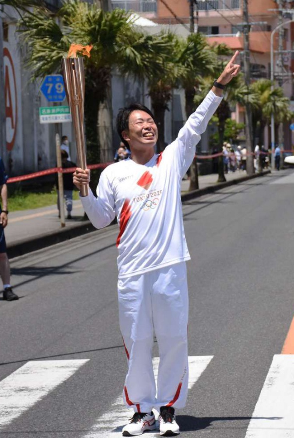 ゴール後にポーズを決める深美陽市さん