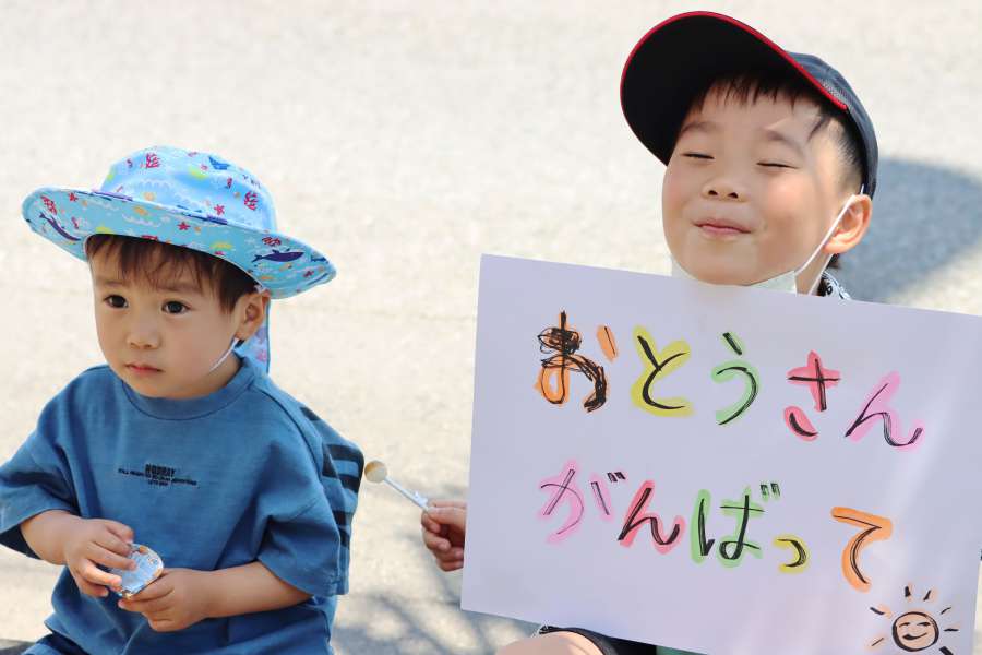 沿道で応援する深美陽市さんの家族＝２７日、奄美市矢之脇町
