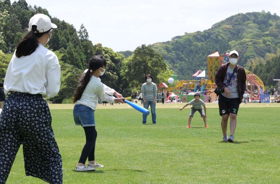 やわらかいゴムボールで遊ぶ家族＝鹿児島市のふれあいスポーツランド