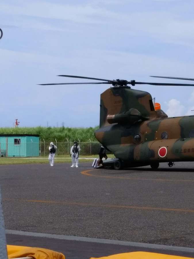 感染者を奄美市に搬送するため待機する自衛隊ヘリ＝与論町立長の与論空港