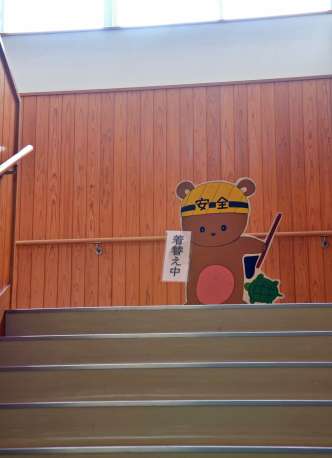 屋上に続く階段のスペースを更衣場所に代用している霧島市の国分小学校