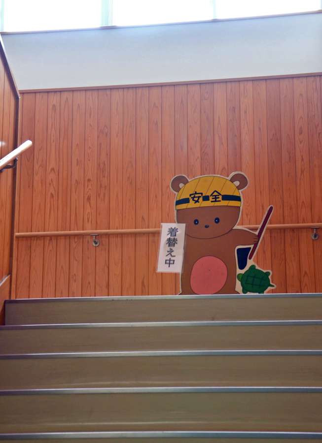 屋上に続く階段のスペースを更衣場所に代用している霧島市の国分小学校