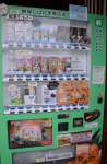 さつま揚げや菓子など地元の商品が並ぶ「じはんき商店街」＝霧島市隼人の植山蒲鉾屋