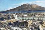 渡邉英徳さんがカラー化した終戦直後の鹿児島市街地の写真。空襲で焦土となった街が広がる（「記憶の解凍」プロジェクト渡邉英徳）