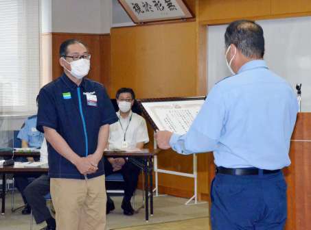 感謝状を読み上げる日高末広鹿児島中央警察署長