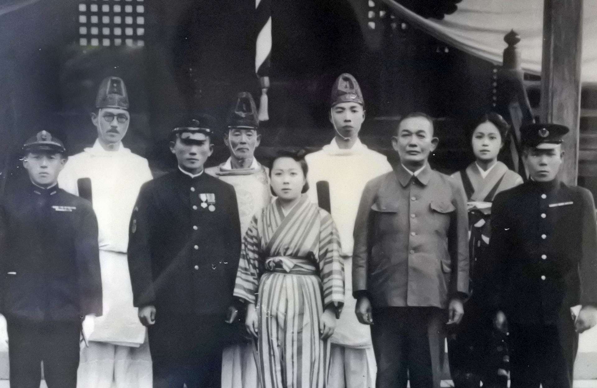 太平洋戦争中、朝鮮半島の神社で結婚式を挙げた荒木政雄さん（左から３人目）と妻のエミ子さん（中央）＝１９４４年１１月