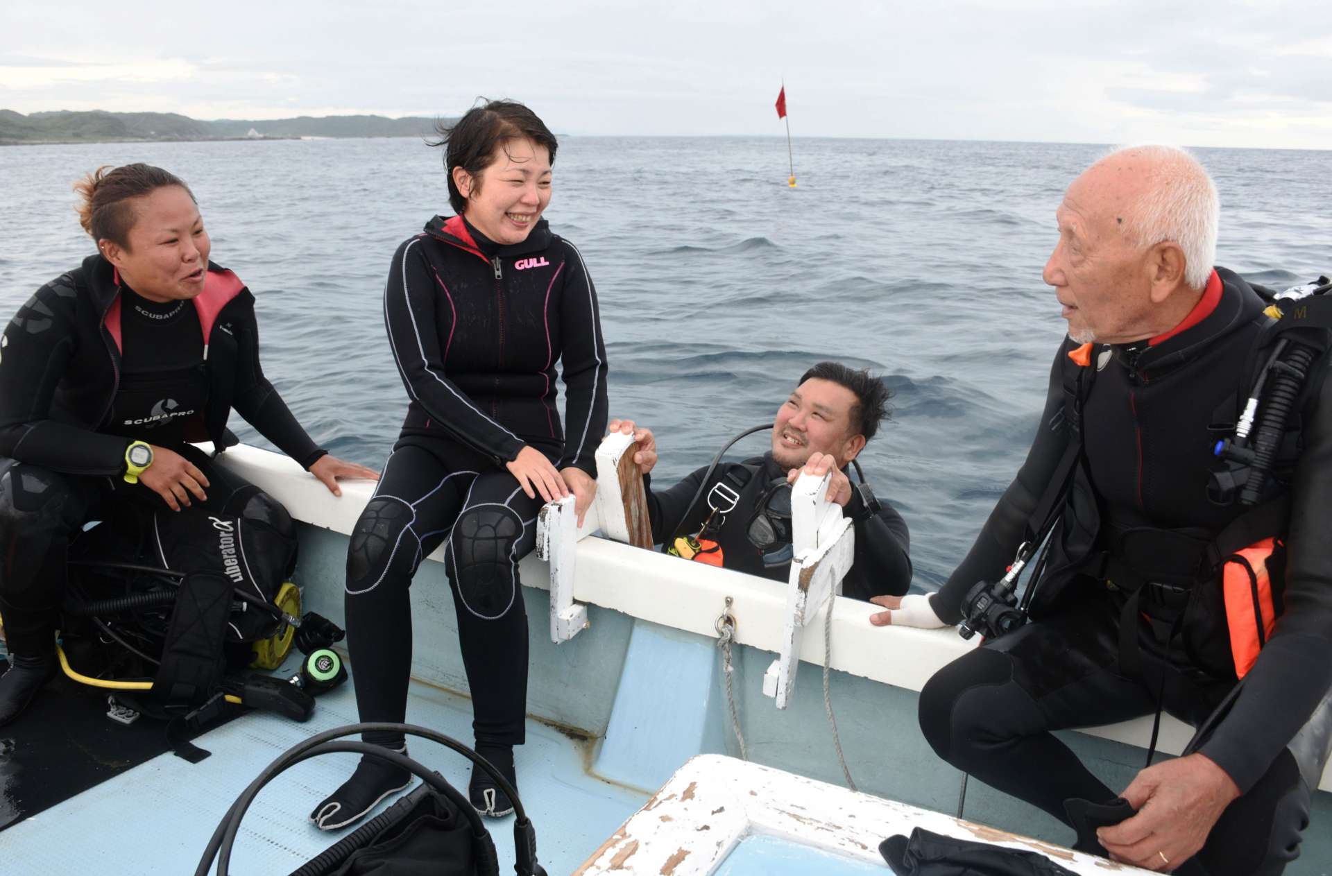 地元漁師の証言を基に独自調査を続けてきた「種子島Ｓｅａ－Ｍａｉｌ」のメンバー＝西之表市国上沖