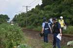 事故現場付近を調べる捜査員ら＝20日午後4時40分ごろ、出水市野田町下名