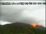 噴石が南東９００メートルまで飛んだ２３日午前０時４分の爆発（鹿児島地方気象台提供）