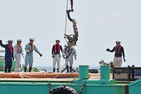 海中から引き揚げられた九七艦攻の一部とみられる部品＝２３日午後、西之表市国上沖