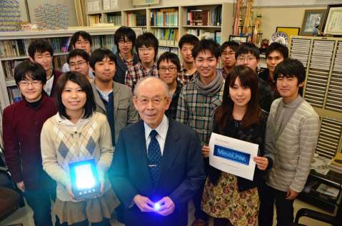 2013年12月、若い研究者の卵たちに囲まれ笑顔を見せる赤崎勇・名城大終身教授＝名古屋市の名城大