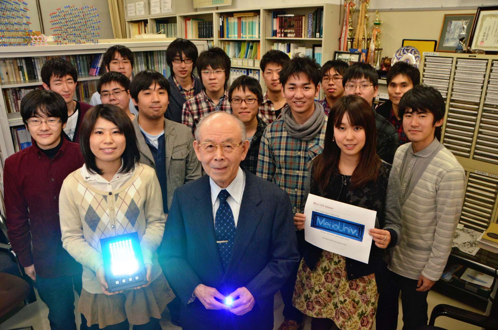 2013年12月、若い研究者の卵たちに囲まれ笑顔を見せる赤崎勇・名城大終身教授＝名古屋市の名城大