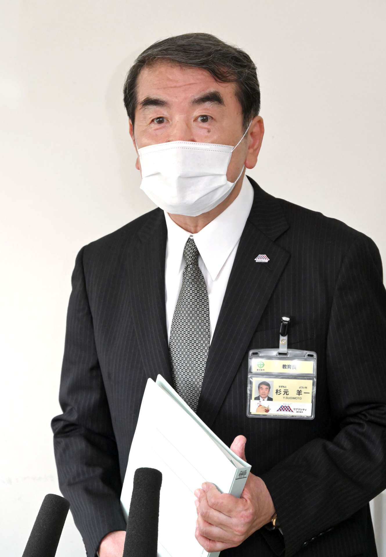 報道陣の質問に答える鹿児島市の杉元羊一教育長＝６月３０日午後、鹿児島市教育総合センター