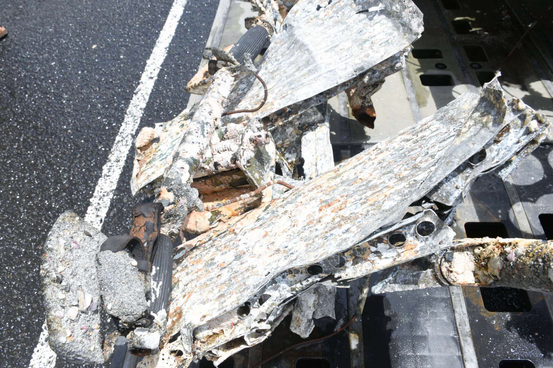 操縦席のペダル部分。左下には足を固定する革製ベルトが残る